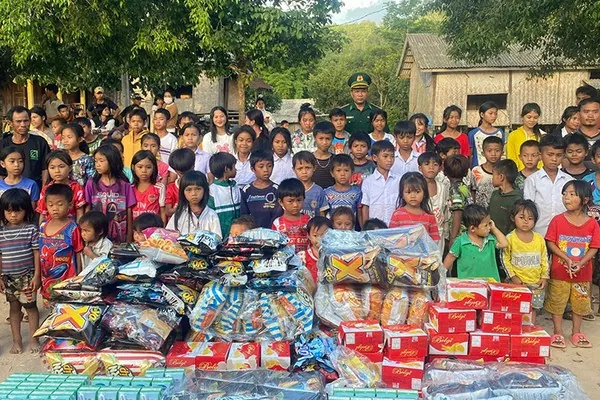 Hình ảnh minh họa phụ huynh sử dụng công cụ kiểm soát để bảo vệ trẻ em