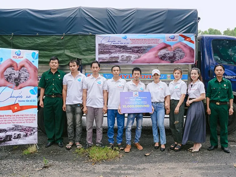 Một chuyên gia tư vấn đang nói chuyện với một cá nhân tại một trung tâm hỗ trợ sức khỏe tâm thần ở Việt Nam