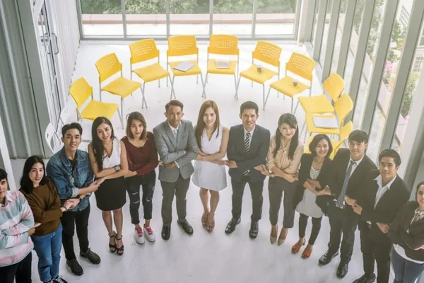 Biểu tượng cảnh báo hoặc một người đang suy nghĩ, thể hiện việc nhận biết dấu hiệu lạm dụng thời gian cá cược tại link hi88.